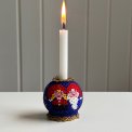 Pearl-stitched candleholder for thin candles