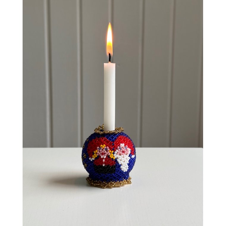 Pearl-stitched candleholder for thin candles