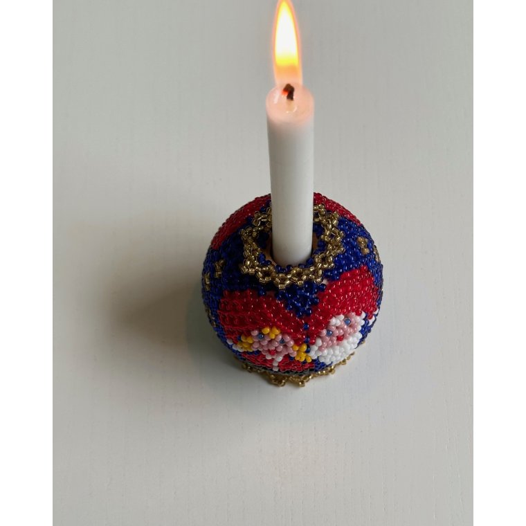 Pearl-stitched candleholder for thin candles