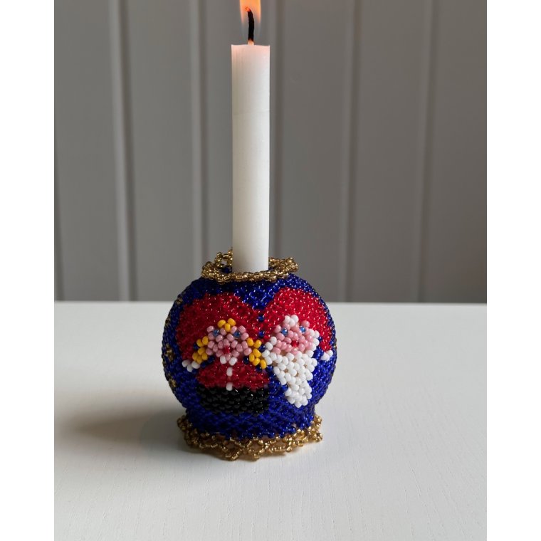 Pearl-stitched candleholder for thin candles