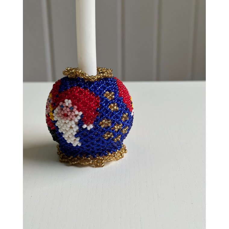 Pearl-stitched candleholder for thin candles