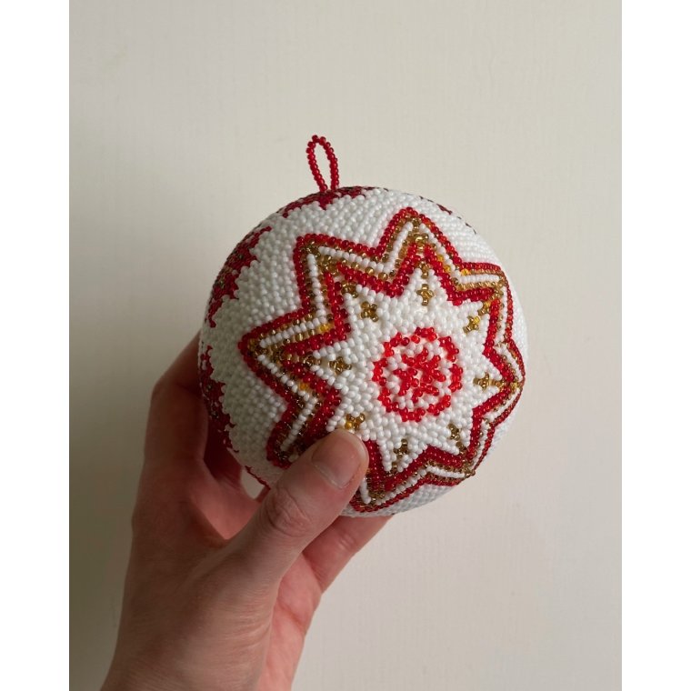 Perlesyet julekugle m stjerner