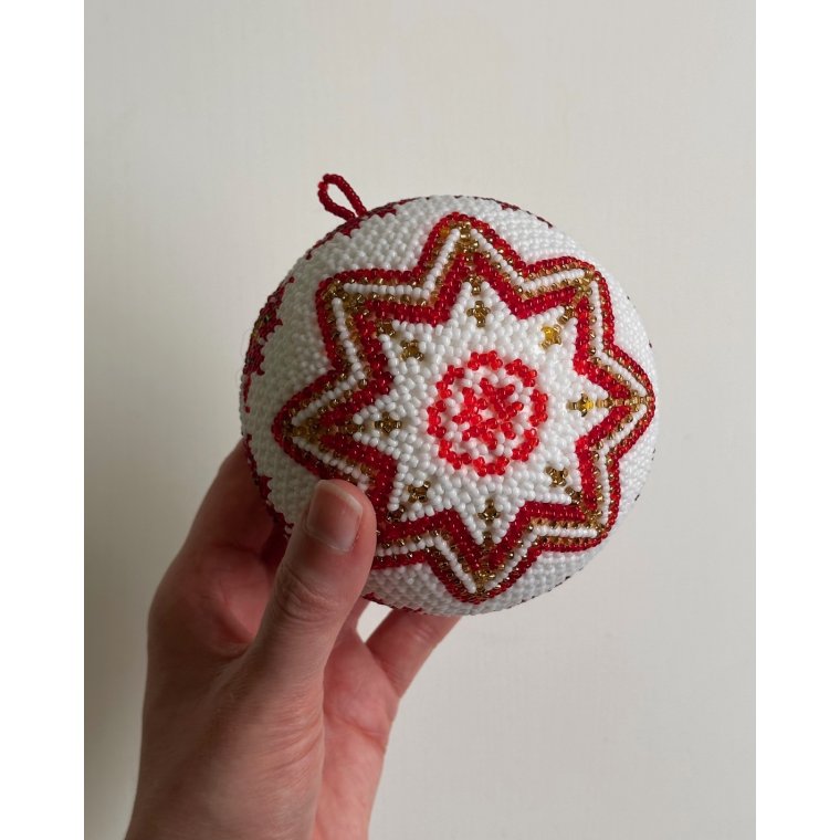 Perlesyet julekugle m stjerner