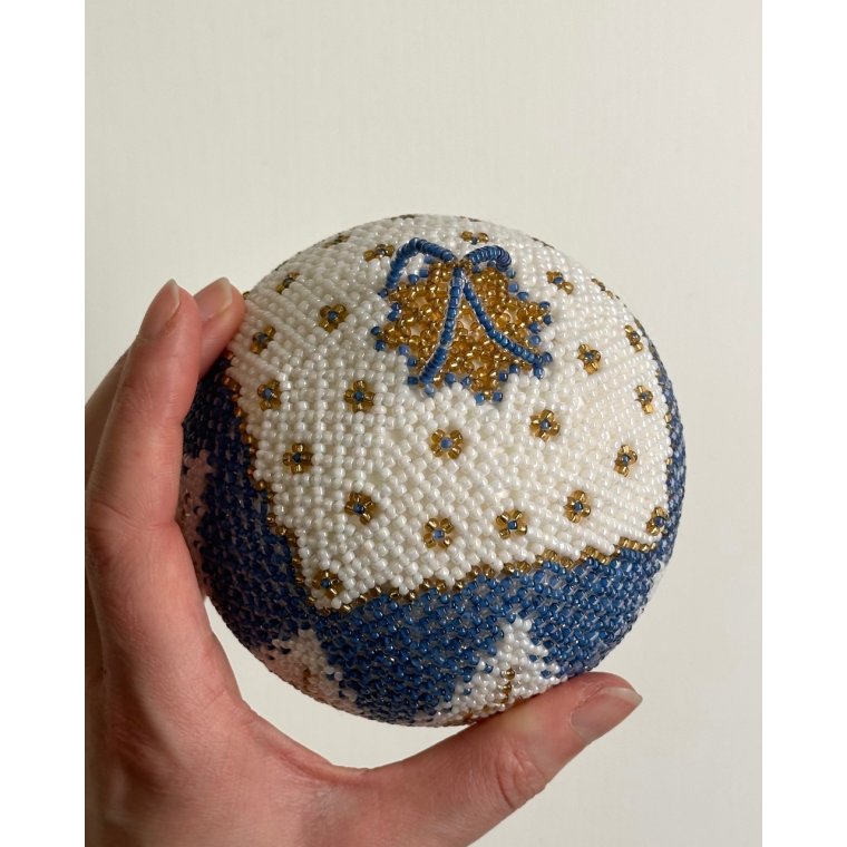 Perlesyet julekugle m grantrer