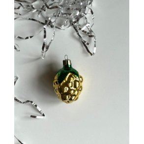 Yellow grapes w green top