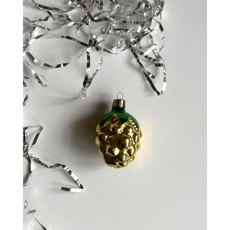 Yellow grapes w green top