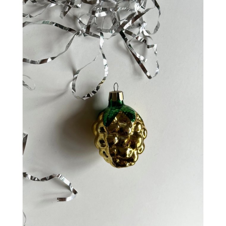 Yellow grapes w green top