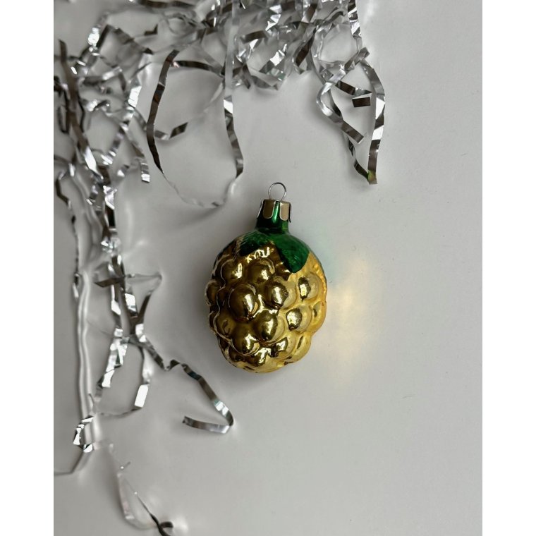 Yellow grapes w green top