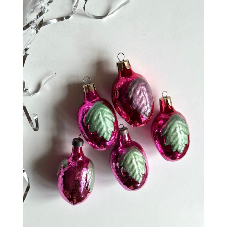 Purple plums w green leaves, set of 5