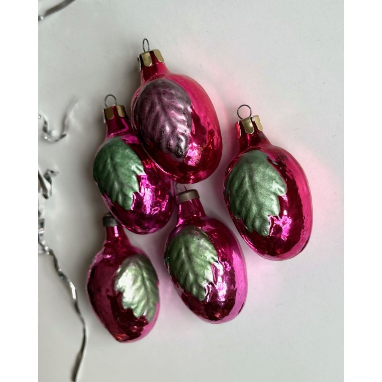 Purple plums w green leaves, set of 5