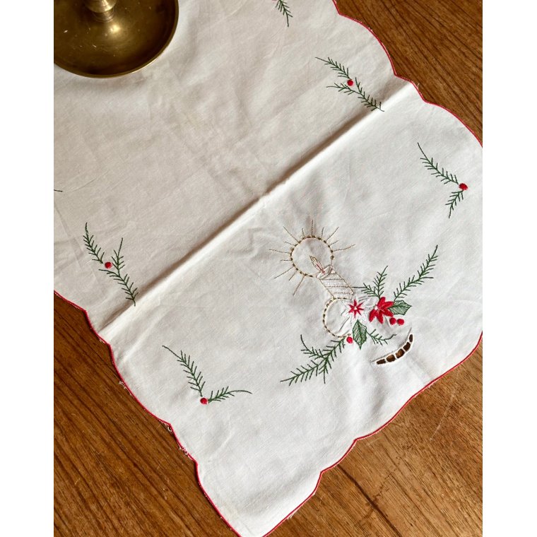 Hvid bordlber, broderet, 88 x 38 cm