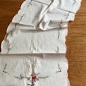 Hvid bordlber, broderet, 88 x 38 cm