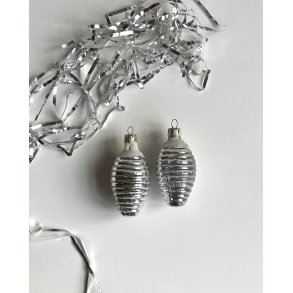 Ruffled with snow, silver, set of 2