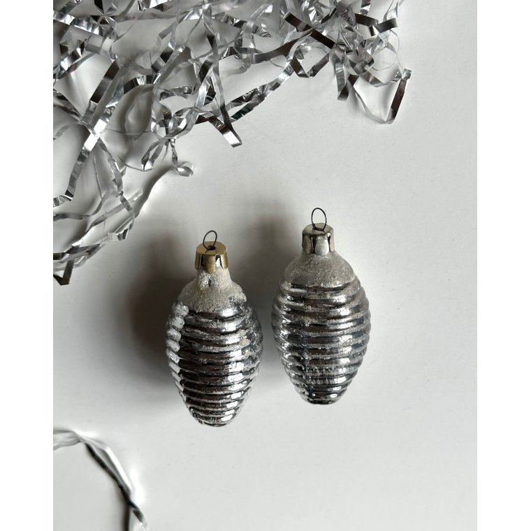 Ruffled with snow, silver, set of 2