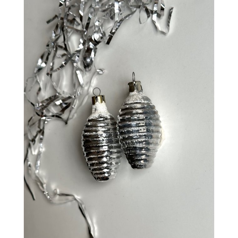 Ruffled with snow, silver, set of 2