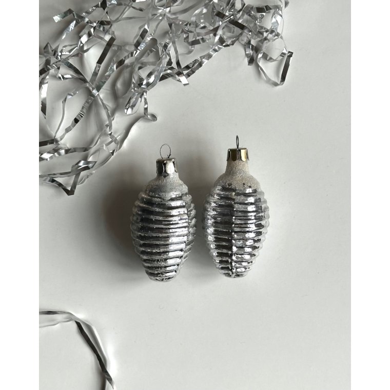 Ruffled with snow, silver, set of 2