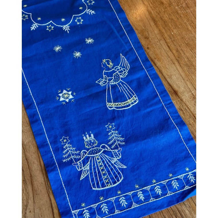 Hndbroderet bordlber, bl m engle, 93 x 25 cm