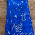 Hndbroderet bordlber, bl m engle, 93 x 25 cm
