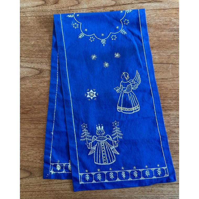 Hndbroderet bordlber, bl m engle, 93 x 25 cm