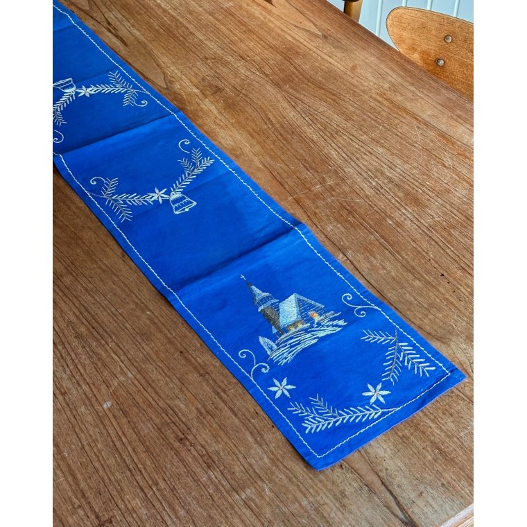 Hndbroderet bordlber, bl m kirke, 120 x 21 cm