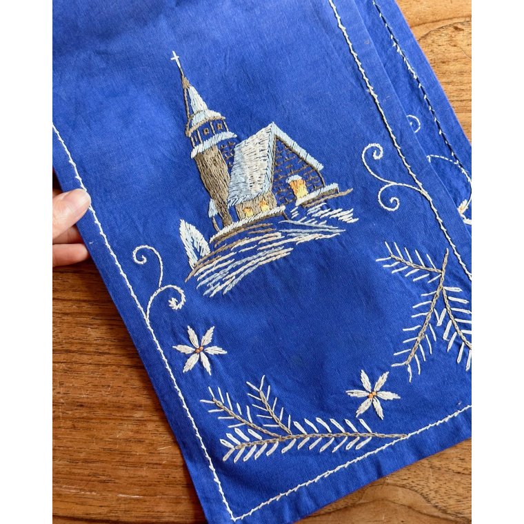 Hndbroderet bordlber, bl m kirke, 120 x 21 cm