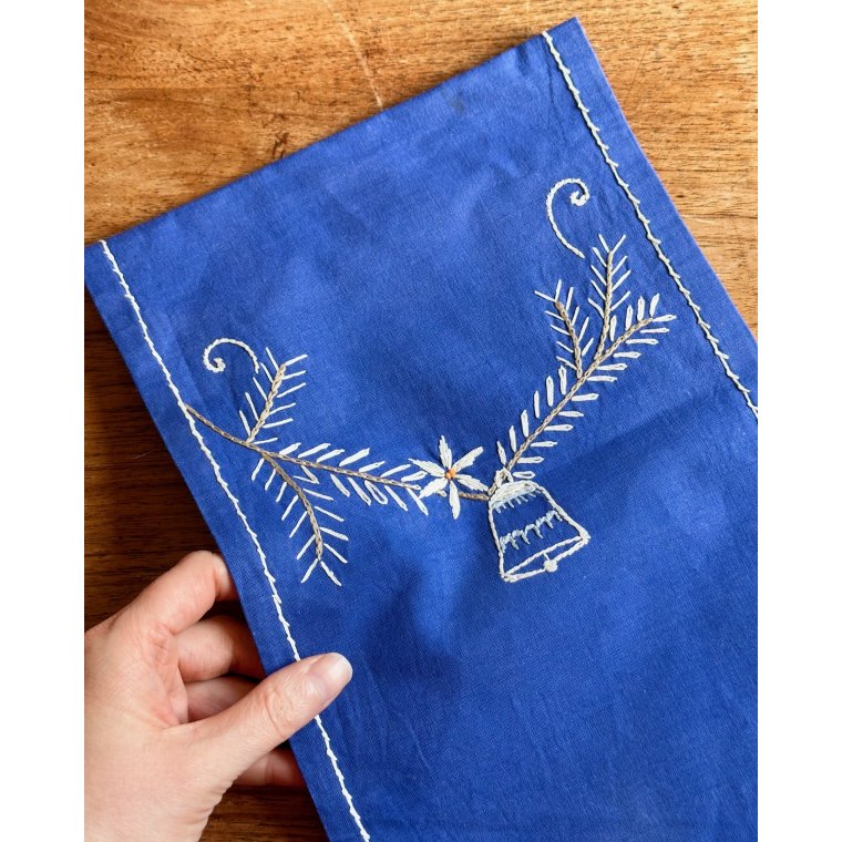 Hndbroderet bordlber, bl m kirke, 120 x 21 cm