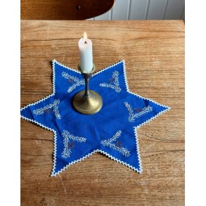 Doily, blue w pine cones, 32 cm