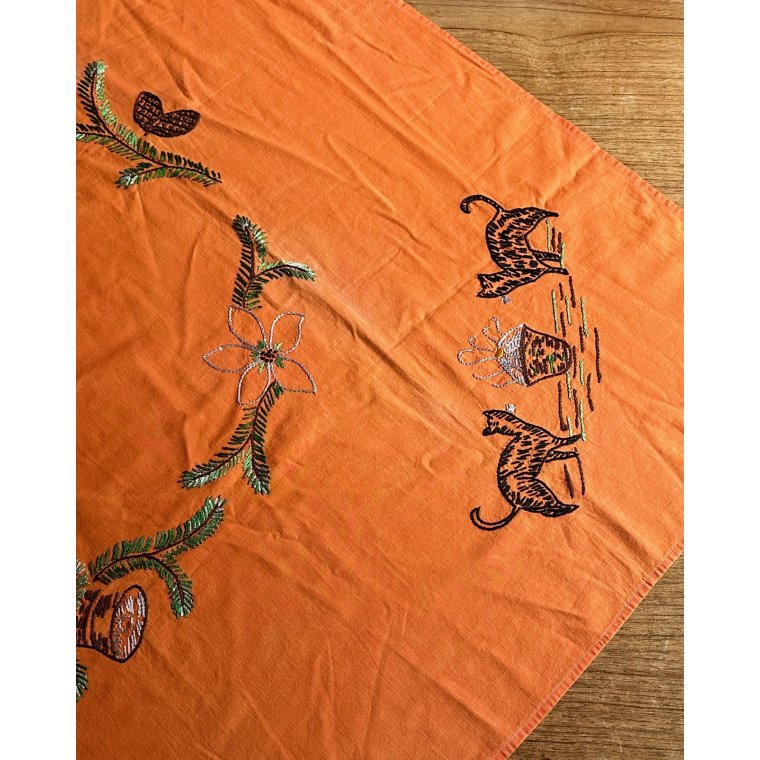 Antik juledug, broderet m katte, 120 x 120 cm