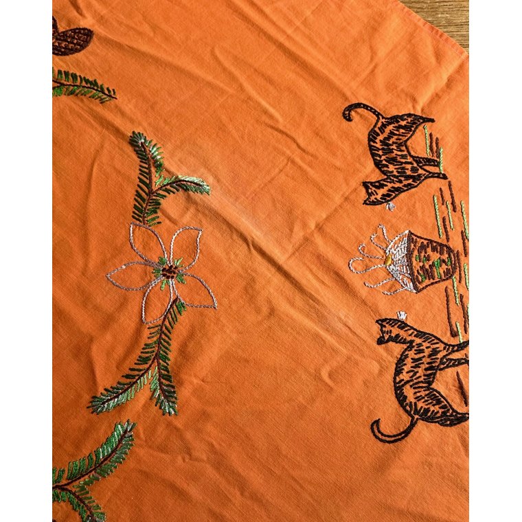 Antik juledug, broderet m katte, 120 x 120 cm