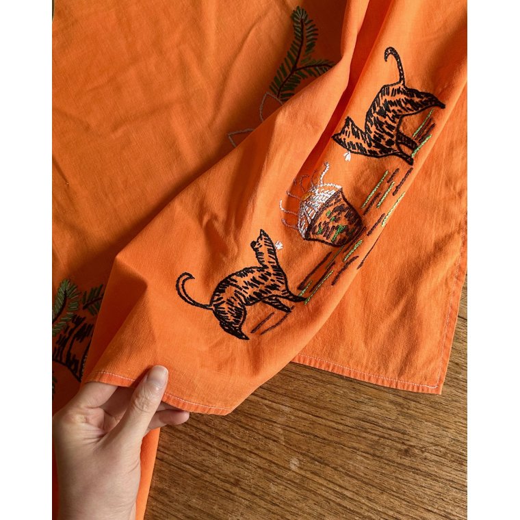 Antik juledug, broderet m katte, 120 x 120 cm