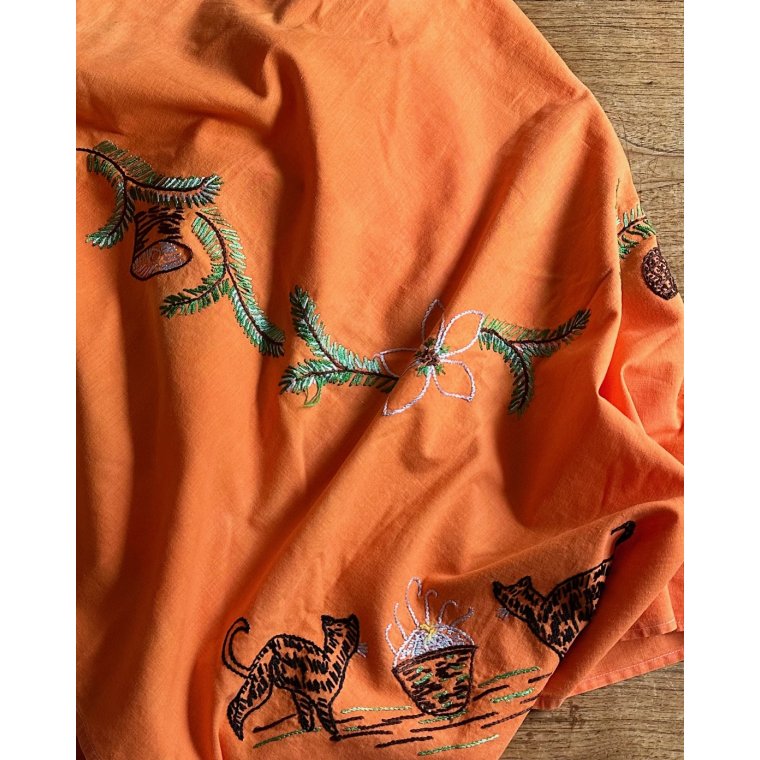 Antik juledug, broderet m katte, 120 x 120 cm