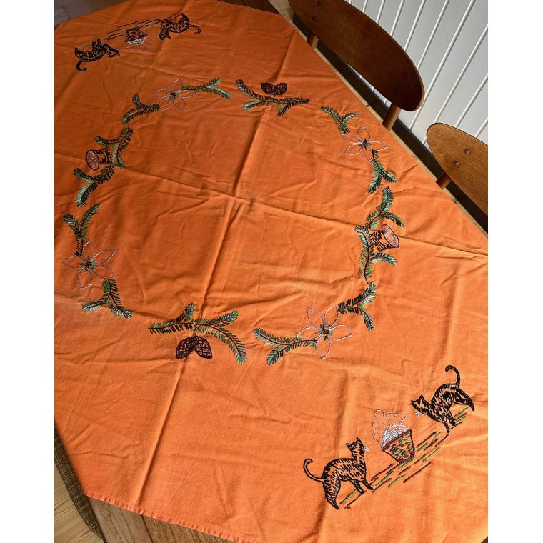 Antik juledug, broderet m katte, 120 x 120 cm