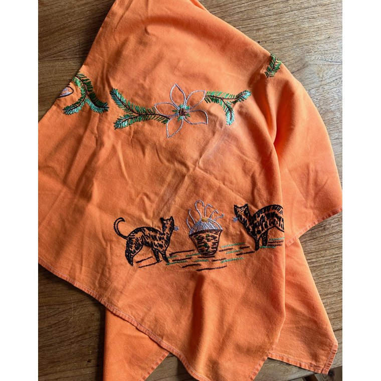 Antik juledug, broderet m katte, 120 x 120 cm