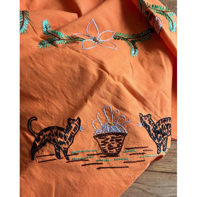 Antik juledug, broderet m katte, 120 x 120 cm