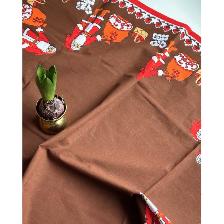 Retro Christmas tablecloth, brown w Santas, 135 x 195 cm