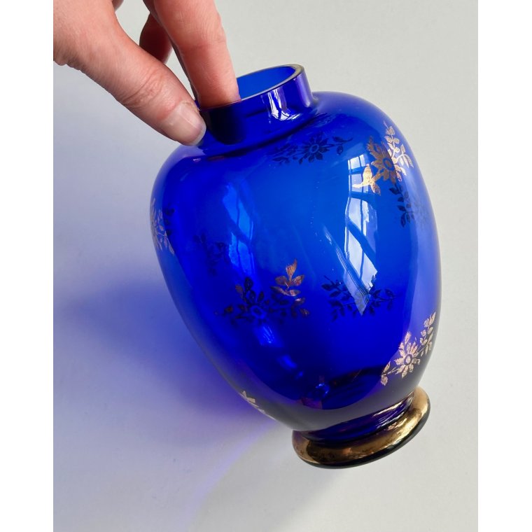 Koboltbl� glasvase m gyldent print