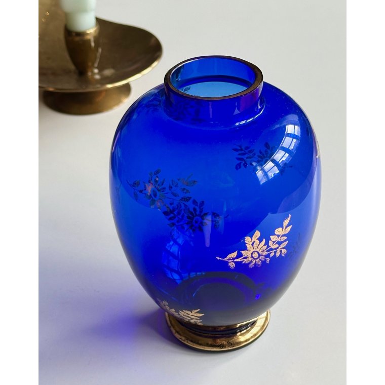 Koboltbl� glasvase m gyldent print