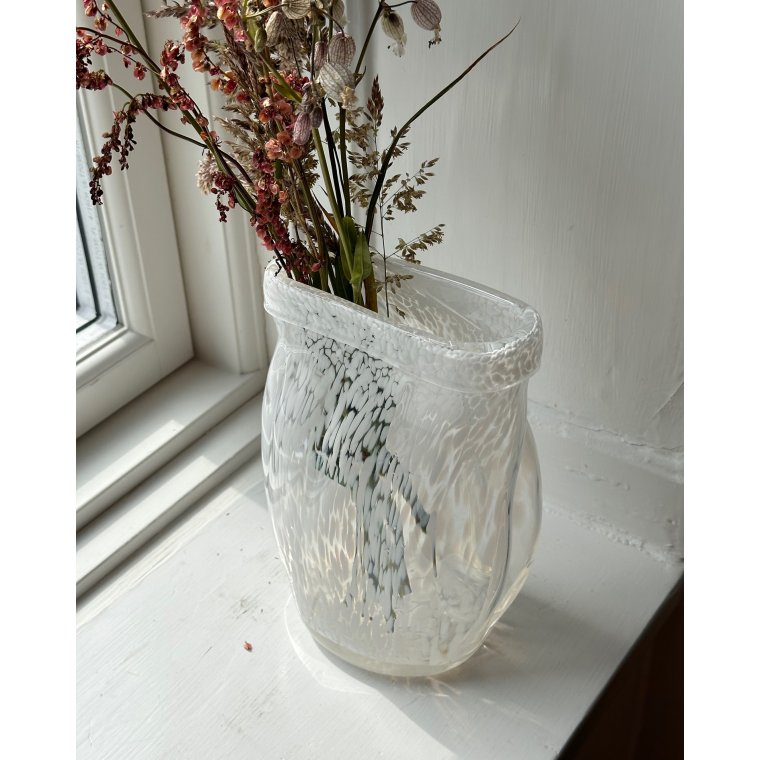 Flad vase, hvidmeleret glas