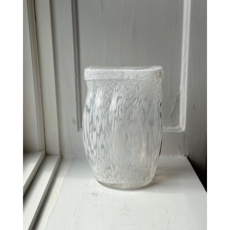Flad vase, hvidmeleret glas
