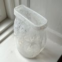 Flad vase, hvidmeleret glas