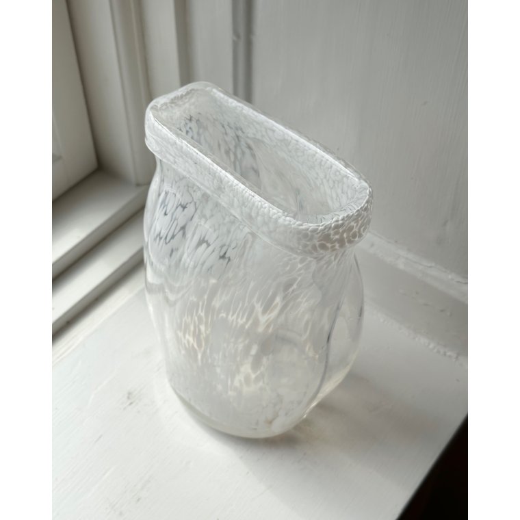 Flad vase, hvidmeleret glas