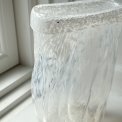 Flad vase, hvidmeleret glas