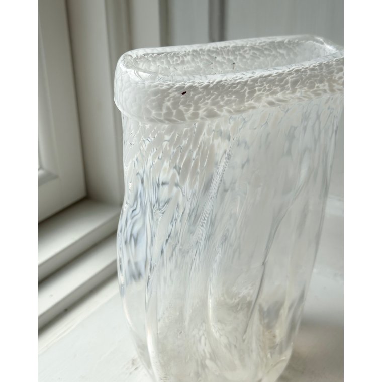 Flad vase, hvidmeleret glas