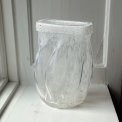Flad vase, hvidmeleret glas