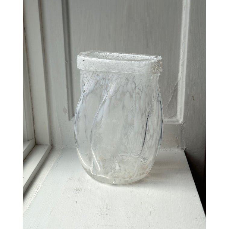 Flad vase, hvidmeleret glas
