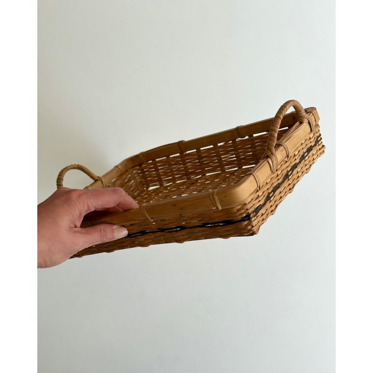 Flad kurv, lys flet
