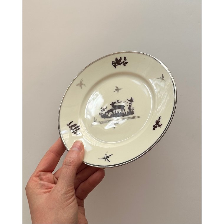 Cake plate w deer - E