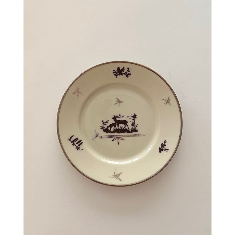Cake plate w deer - E