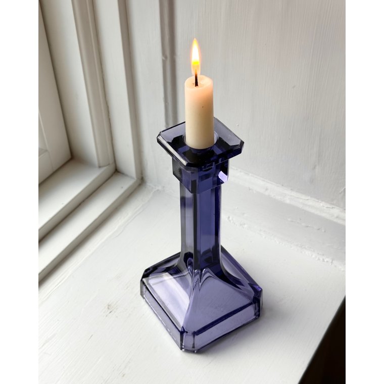 Kraftig lysestage, lilla glas