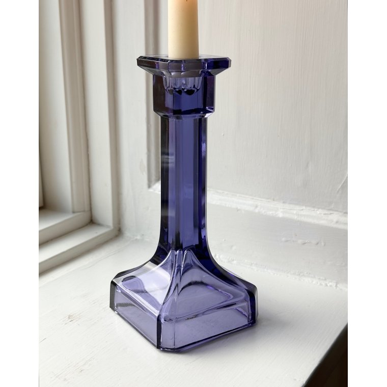 Kraftig lysestage, lilla glas